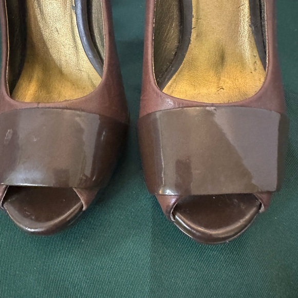 A cute addition to your shoe collection! Kenneth Cole Leather Heels Size 6.5 - Picture 5 of 16